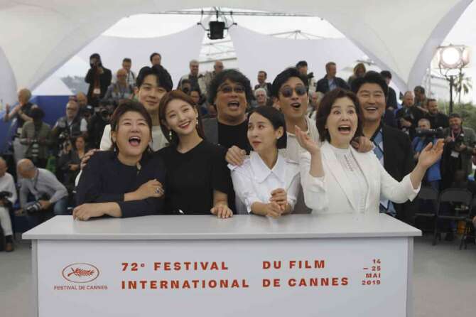 Actor Choi Woo-shik, from back left, director Bong Joon-ho, actors Lee Sun Gyun, Kang-Ho Song, Lee Jung-Eun, from bottom left, Park So-dam, Cho Yeo-jeong, and Chang Hyae-Jin pose for photographers at the photo call for the film ‘Parasite’ at the 72nd international film festival, Cannes, southern France, Wednesday, May 22, 2019. (AP Photo/Petros Giannakouris) Associated Press / LaPresse Only italy and Spain