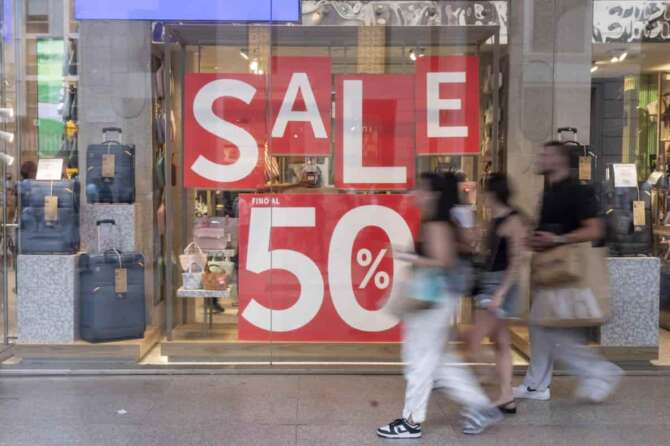Saldi estivi. Shopping a Milano – Cronaca – Milano, Italia – Sabato 6 luglio 2024 (Foto Alessandro Cimma/Lapresse) Summer sales. Shopping in Milan – News – Milan, Italy – Saturday, 6 July 2024 (Photo Alessandro Cimma/Lapresse) Piazza del Duomo, centro città.