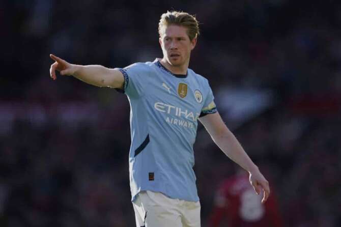 Manchester City’s Kevin De Bruyne interacts with his teammates during the English Premier League soccer match between Manchester City and Manchester United in Manchester, England, Sunday, April 6, 2025. (AP Photo/Dave Thompson)