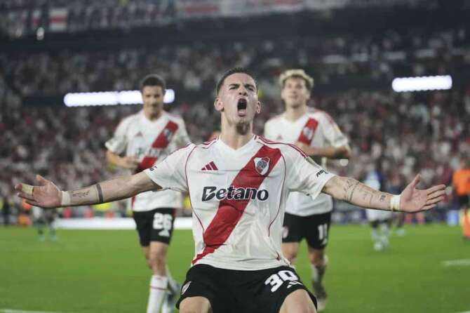 Franco Mastantuono of Argentina’s River Plate celebrates after scoring from the penalty spot his side’s third goal against Ecuador’s Independiente del Valle during a Copa Libertadores Group B soccer match at the Monumental stadium in Buenos Aires , Argentina, Thursday, May 15, 2025. (AP Photo/Gustavo Garello)