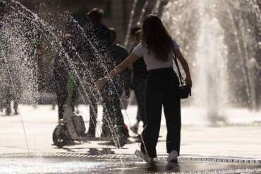I cittadini di Torino si godono una giornata dalle temperature estive a Torino, Italia – Cronaca – Sabato 5 aprile 2025 – Matteo Secci/ LaPresse Turin citizens enjoy a day of summer temperatures in Turin. Turin, Italy – Saturday 5th April 2025 – Matteo Secci / LaPresse