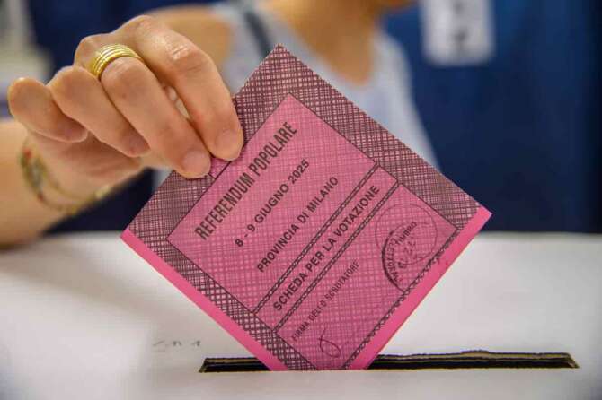 Cittadini al voto per il Referendum al seggio di Via Mantova – Milano, 8 Giugno 2025 (Foto Claudio Furlan/Lapresse) Citizens voting for the Referendum at the polling station in Via Mantova – Milan, June 8, 2025 (Photo Claudio Furlan/Lapresse)