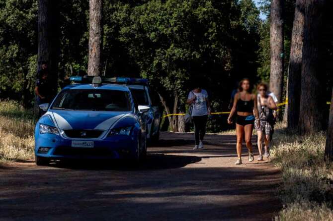 Villa pamphili il giorno dopo. La zona del duplice omicidio di madre e figlia di pochi mesi, rimane presidiata da polizia. Nella foto: le aree sotto sequestro di villa pamphili presidiate dalle forze di polizia. Roma 08/06/2025 (Foto Francesco Benvenuti/LaPresse)
