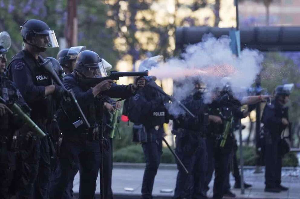 A police officer fires a soft round near the metropolitan detention center of downtown Los Angeles, Sunday, June 8, 2025, following last night’s immigration raid protest. (AP Photo/Eric Thayer) Associated Press/LaPresse