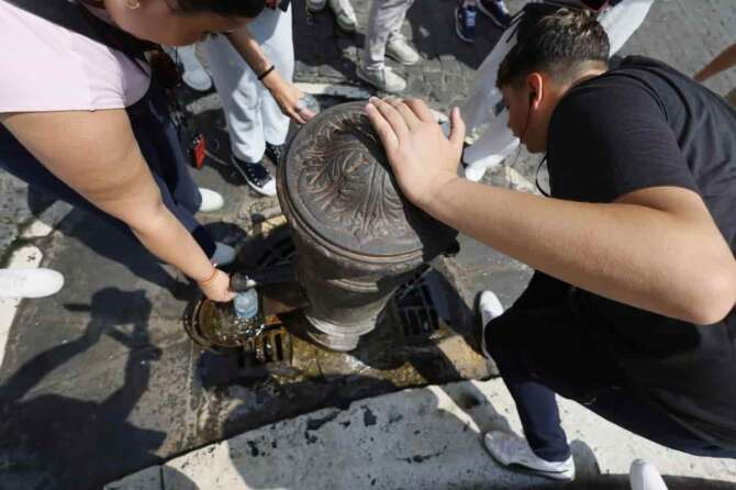 Primi caldi , turisti al Pantheon — Roma — Italia — Venerdì 13 Giugno 2025 – Cronaca – (foto di Cecilia Fabiano/ LaPresse) first summer heat in Pantheon Square — Rome—Italy — Friday , June 13, 2025 – News – (photo by Cecilia Fabiano/LaPresse)