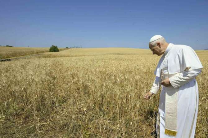Foto Vatican Media/LaPresse 19-06-2025 Citta’ del Vaticano, Vaticano Papa Leone XIV – Visita Centro Trasmittente di Radio Vaticana a Santa Maria di Galeria Cronaca Nella foto : Papa Leone XIV con la Delegazione DISTRIBUTION FREE OF CHARGE – NOT FOR SALE