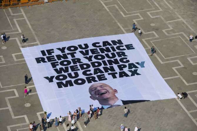 Foto Ufficio stampa Greenpeace /LaPresse cronaca 23 Giugno 2025 Venezia Natrimonio Bezos, attivisti Greenpeace e di Everyone Hates Elon srotolato un gigantesco striscione in Piazza San Marco contro l’ingiustizia sociale climatica DISTRIBUTION FREE OF CHARGE – NOT FOR SALE