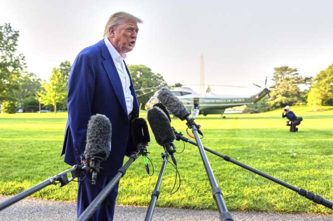 President Donald Trump speaks with reporters before boarding Marine One on the South Lawn of the White House, Tuesday, June 24, 2025, on his way to The Hague, to join world leaders gathering in the Netherlands for a two-day NATO summit. The Washington Monument stands rear center. (AP Photo/Evan Vucci)

Associated Press/LaPresse