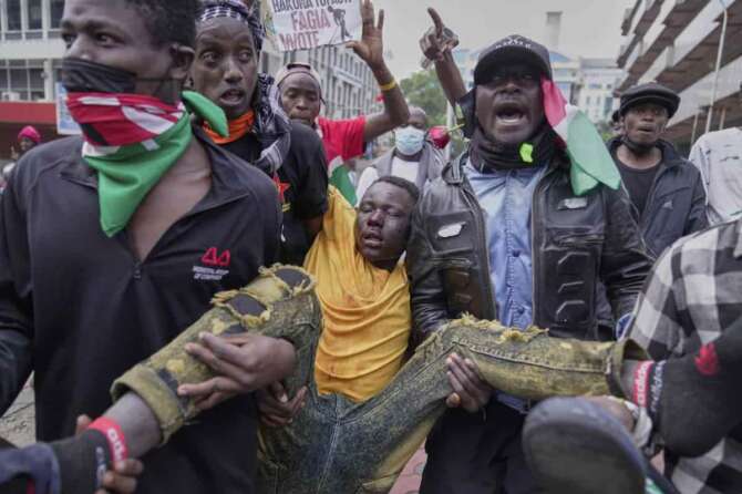 A man is carried by protesters after being beaten by anti riot police during a demonstration on the one-year anniversary of deadly anti-tax demonstrations in downtown Nairobi, Kenya, Wednesday, June 25, 2025. (AP Photo/Brian Inganga) Associated Press/LaPresse