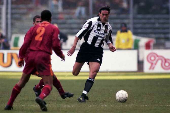 Foto LaPresse Torino/Archivio storico Archivio storico 08-02-1998 Torino Sport Moreno Torricelli (Erba, 23 gennaio 1970) è un allenatore di calcio ed ex calciatore italiano, di ruolo terzino. Nella Foto: Moreno Torricelli e Marcos Cafu in azione nella Juventus vs Roma del 08-02-1998 Neg: N° 98020 Photo LaPresse Turin/Archives historical 08-02-1998 Turin In the photo: Moreno Torricelli and Marcos Cafu in action