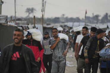 Gaza, ferma la distribuzione degli aiuti umanitari: stop dopo le stragi di palestinesi, le strade “zone di combattimento”