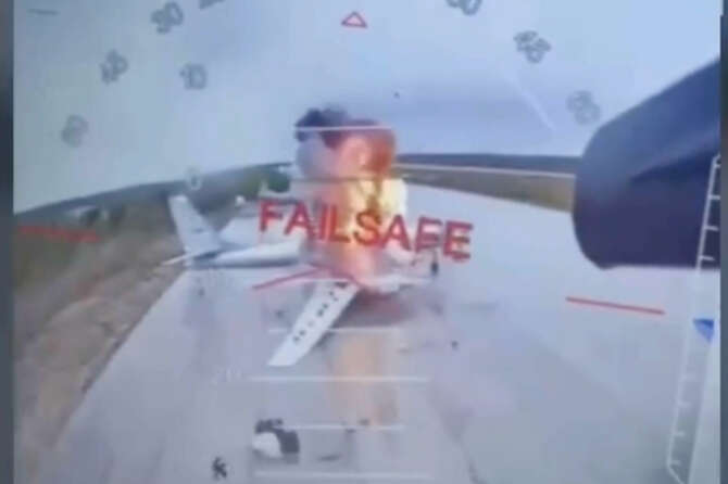 L’Ucraina sfonda in Russia, Kiev lancia il più grande attacco contro basi aeree di Mosca: è la “Pearl Harbor” del Cremlino