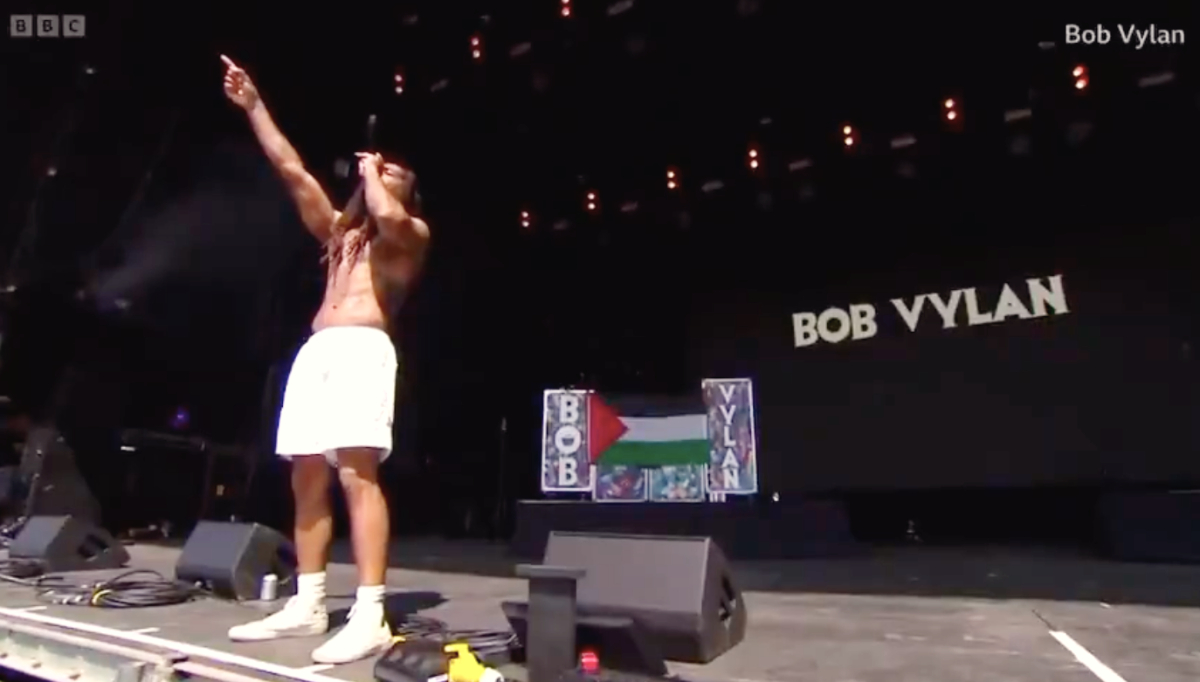 L'esibizione di Bob Vylan a Glastonbury