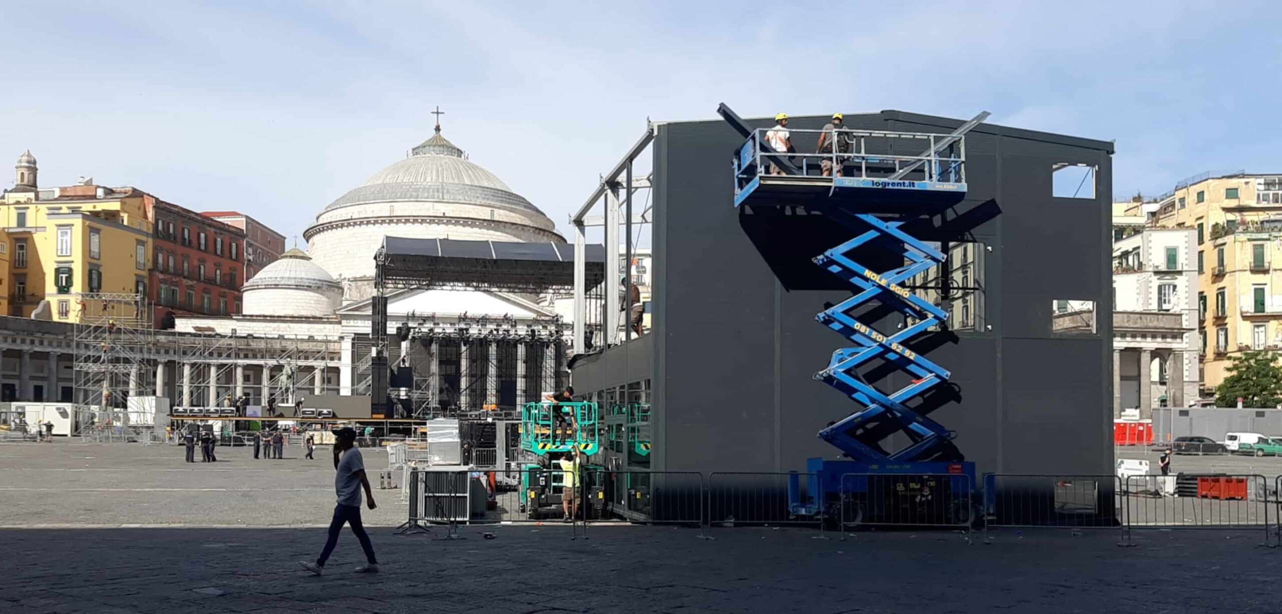 È iniziata l'occupazione di piazza del Plebiscito a Napoli: residenti in ostaggio dei concerti