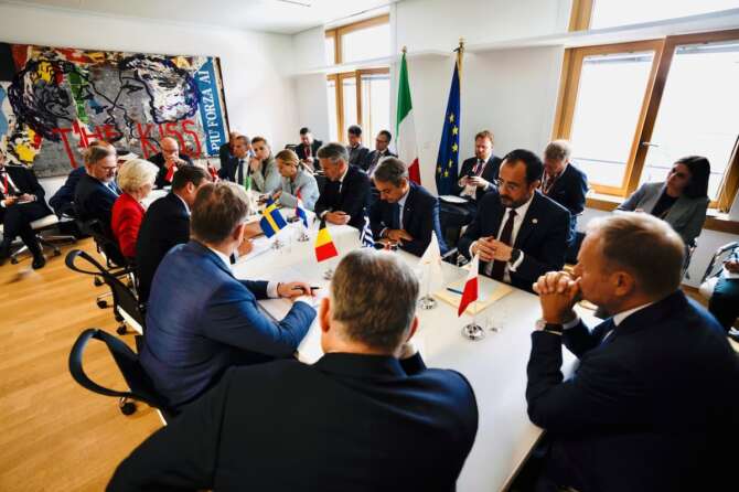 Dazi, apertura Usa al rinvio delle misure contro l’Europa: rottura tra Francia e Germania sull’intesa con Trump