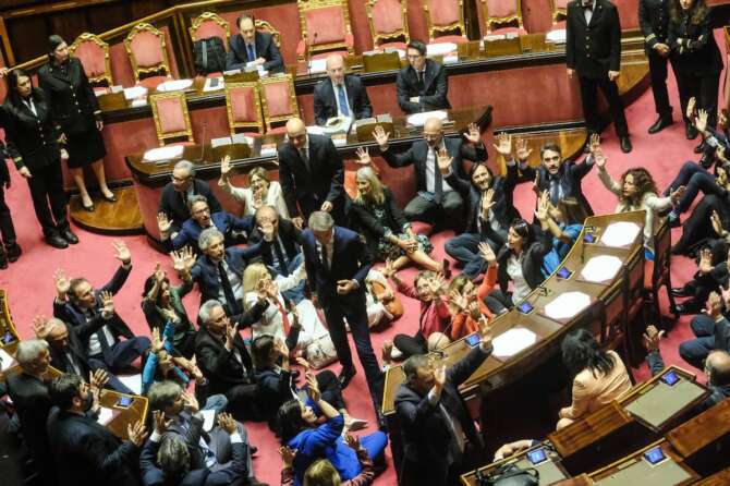Il decreto Sicurezza è legge con 109 sì: al Senato bagarre contro il testo liberticida e repressivo di Meloni e Salvini