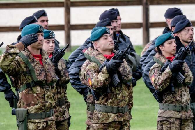 Il governo Meloni pronto a istituire i riservisti militari (col sostegno del Pd): 10mila da richiamare in caso di “emergenza”