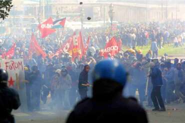 17/03/2001 NAPOLI INTERNI MANIFESTAZIONE NO GLOBAL FORUM NELLA FOTO GLI SCONTRI © MARCO MERLINI / LA PRESSE