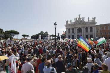 La piazza per Gaza di Roma, in 300mila rispondono all’appello di Pd, M5S e AVS: “Stop pulizia etnica”