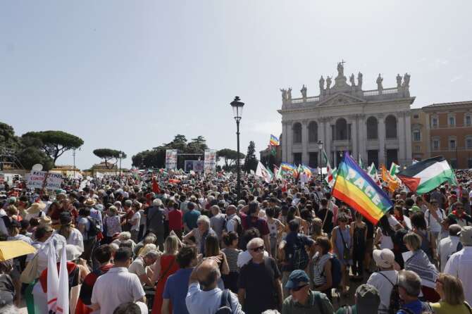 La piazza per Gaza di Roma, in 300mila rispondono all’appello di Pd, M5S e AVS: “Stop pulizia etnica”
