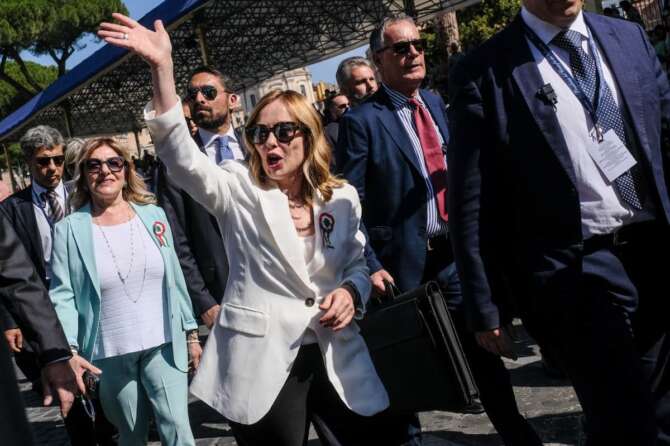 Giorgia Meloni e i referendum, l’indicazione “farsa” della premier sul voto: “Vado al seggio ma non ritiro le schede”
