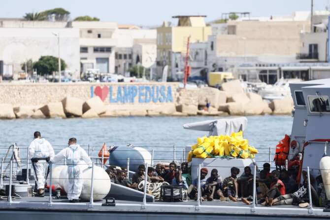 Lampedusa, affonda barcone con oltre 90 migranti a bordo: salvate 87 persone, dispersi almeno cinque