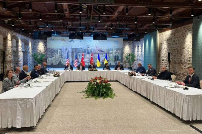 Negoziati flop in Turchia, la Russia vuole la resa di Kiev: niente tregua e condizioni umilianti nel “memorandum” di Putin