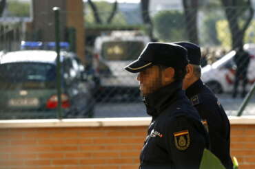 Figlia di 3 anni rapita e nascosta in Spagna per 11 anni, fermata a Valencia madre e compagno: arrestata anche la nonna