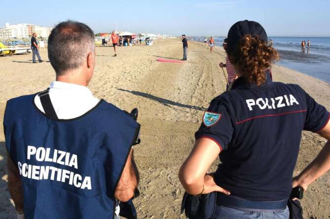 Ucciso in spiaggia a Varcaturo, Nicola accoltellato dopo una lite: fermato un 19enne