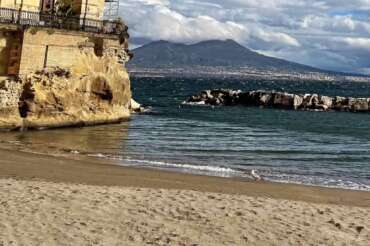Come prenotare per accedere alle spiagge libere di Napoli: cambiano le regole e aumentano i posti