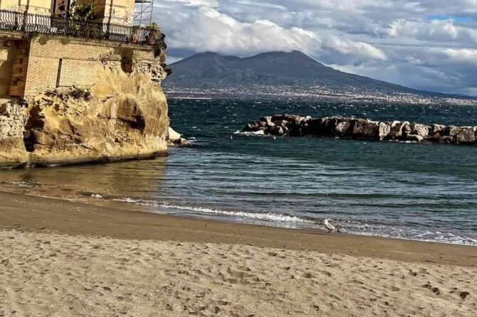 Come prenotare per accedere alle spiagge libere di Napoli: cambiano le regole e aumentano i posti