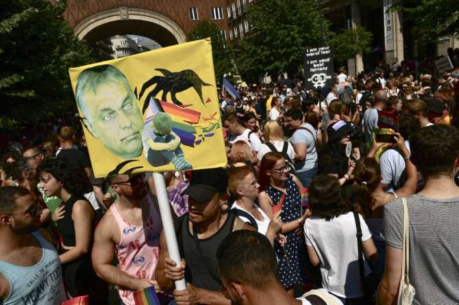 Pride in Ungheria, al corteo vietato da Orban parlamentari da Italia ed Europea: il premier minaccia “conseguenze legali”