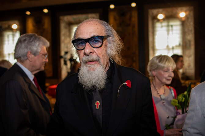 Scandalo Paragon, anche Roberto D’Agostino tra i giornalisti spiati: la Procura dispone accertamenti sui telefoni