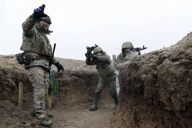 “L’ha ucciso e mangiato per due settimane”, cannibalismo tra i soldati russi in Ucraina: l’intercettazione dei servizi di Kiev