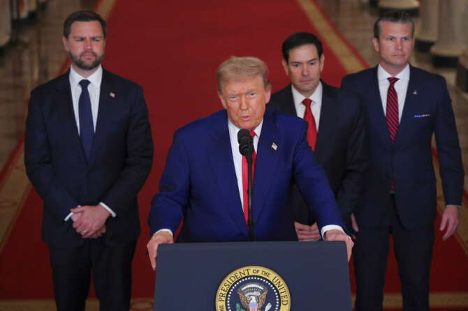 Trump entra in guerra, bombardieri Usa attaccano i siti nucleari iraniani: Teheran minaccia “conseguenze eterne”