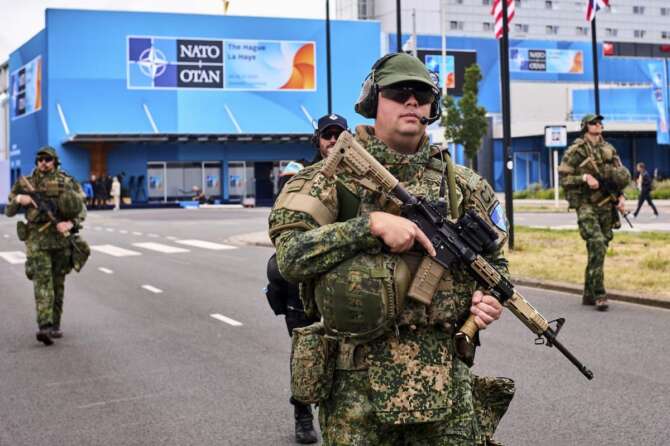 Nato, a L’Aia il vertice per portare la spesa militare al 5% del Pil: l’Italia si accoda a Trump, scontro Spagna-Rutte