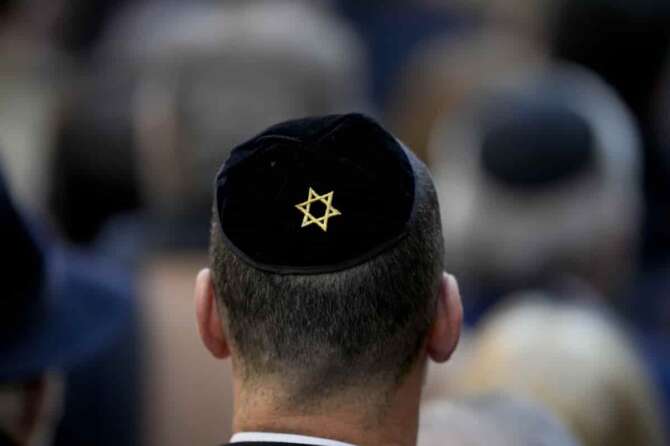 IMMAGINI DI REPERTORIO The Star of David decorates the kippah of a participant at a ceremony marking the 30th anniversary of the bombing of the AMIA Jewish center that killed 85 people in Buenos Aires, Argentina, Thursday, July 18, 2024. (AP Photo/Natacha Pisarenko)