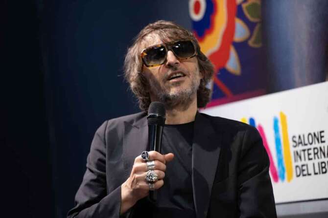 Giuseppe Cruciani durante la 37a edizione del Salone internazionale del libro a Torino, Italia – Cronaca – domenica 18 maggio 2025 – ( Photo Alberto Gandolfo / LaPresse ) Giuseppe Cruciani during the 37th edition of the international book fair in Turin, Italy – Sunday, May 18, 2025 – News – ( Photo Alberto Gandolfo / LaPresse )