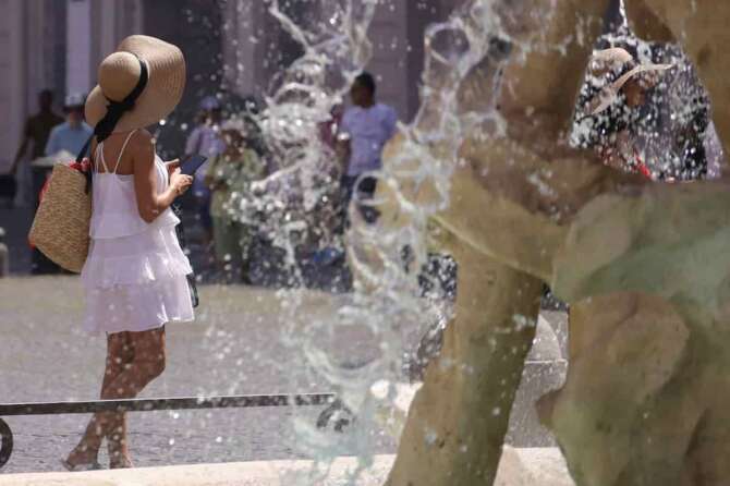 40 gradi a Roma tPiazza Navona — Roma — Italia — Venerdì 27 Giugno 2025 – Cronaca – (foto di Cecilia Fabiano/ LaPresse) 40 degrees in Rome Piazza Navona — Rome—Italy — Friday , June 27, 2025 – News – (photo by Cecilia Fabiano/LaPresse)