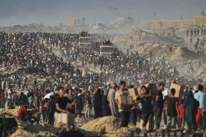 Palestinians carry sacks and boxes of food and humanitarian aid, unloaded from a World Food Program convoy that was heading to Gaza City in the northern Gaza Strip, Monday, June 16, 2025. (AP Photo/Jehad Alshrafi) Associated Press/LaPresse