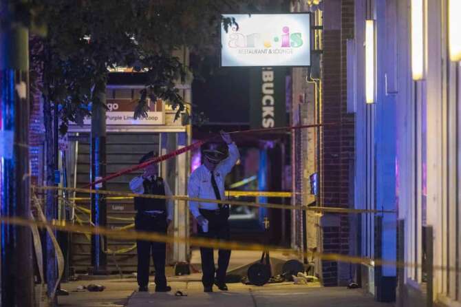 Chicago police investigate the scene of a shooting that took place at Artis Restaurant and Lounge located near Chicago Avenue in the River North neighborhood, Thursday, July 3, 2025. (Tyler Pasciak LaRiviere/Chicago Sun-Times via AP) Associated Press/LaPresse