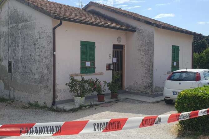 Marotta, entra in un casolare durante una festa e uccide la cognata: fermato il killer – Marotta (Italia) cronaca – Sabato ;, 12 luglio, 2025 (Foto LaPresse) 
Marotta enters a farmhouse during a party and kills his sister-in-law: killer arrested – Marotta (Italy) news – Saturday, July 12, 2025 (Photo LaPresse)