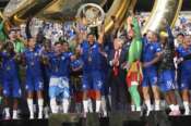 President Donald Trump, sixth from right, watches as Chelsea’s Reece James (24) lifts the trophy following the Club World Cup final soccer match between Chelsea and PSG at MetLife Stadium in East Rutherford, N.J., Sunday, July 13, 2025. (AP Photo/Jacquelyn Martin) Associated Press/LaPresse