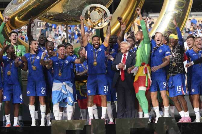 President Donald Trump, sixth from right, watches as Chelsea’s Reece James (24) lifts the trophy following the Club World Cup final soccer match between Chelsea and PSG at MetLife Stadium in East Rutherford, N.J., Sunday, July 13, 2025. (AP Photo/Jacquelyn Martin) Associated Press/LaPresse