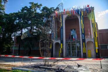 Piromane incendia l’installazione della balena di cartapesta davanti alla Triennale dell’artista Jacopo Allegrucci – Milano, 14 Luglio 2025 (Foto Claudio Furlan/Lapresse) Arsonist sets fire to the paper mache whale installation in front of the Triennale by artist Jacopo Allegrucci – Milan, 14 July 2025 (Photo Claudio Furlan/Lapresse)