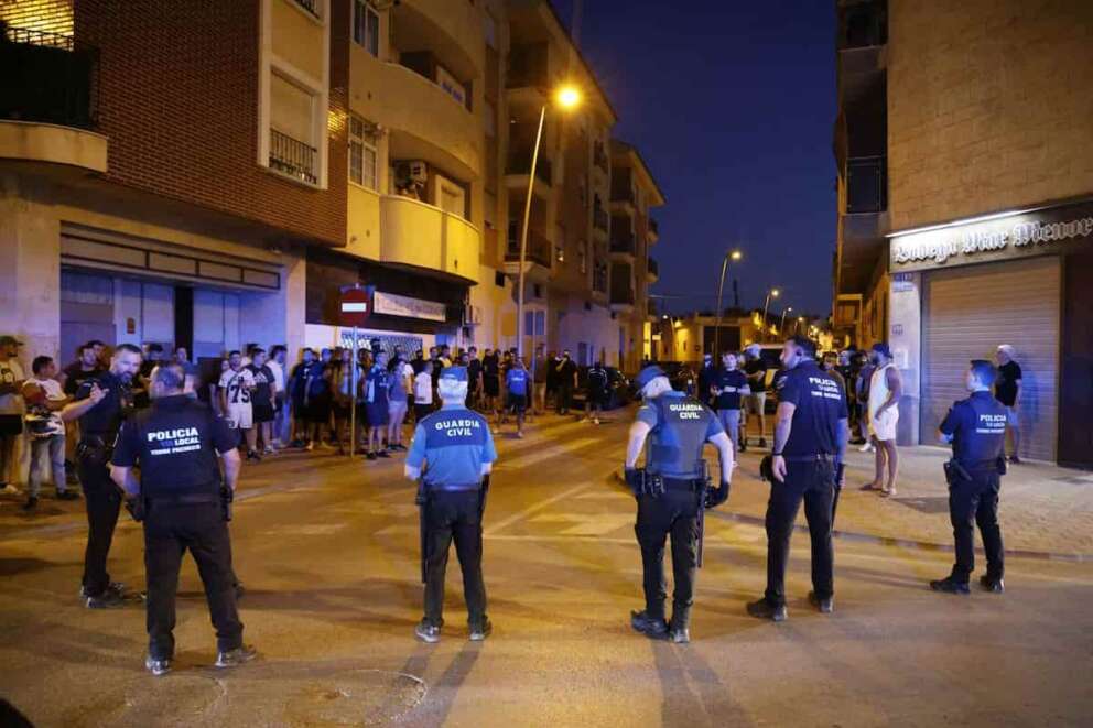 Local police officers and Spanish civil guard agents take positions during the disturbances in Torre Pacheco, eastern Spain, Friday, July 12, 2025. (Martín C./Europa Press via AP) Associated Press/LaPresse