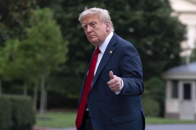President Donald Trump gives a thumbs up to reporters as he walks on the South Lawn upon arriving at the White House, Sunday, July 13, 2025, in Washington. (AP Photo/Jose Luis Magana) Associated Press/LaPresse