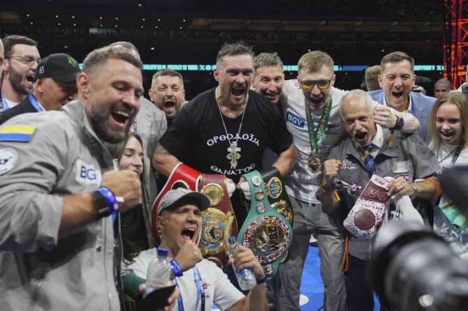Ukraine’s Oleksandr Usyk celebrates winning the undisputed world heavyweight boxing title fight against Britain’s Daniel Dubois in London, Saturday, July 19, 2025. (AP Photo/Frank Augstein)