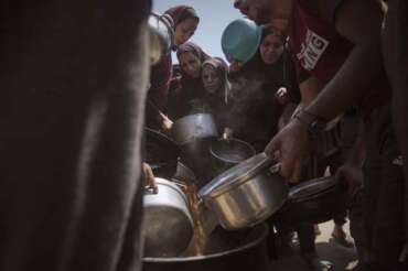Displaced Palestinians receive donated food at a community kitchen in Gaza City, northern Gaza Strip, Tuesday, July 22, 2025. (AP Photo/Jehad Alshrafi) Associated Press / LaPresse Only italy and spain