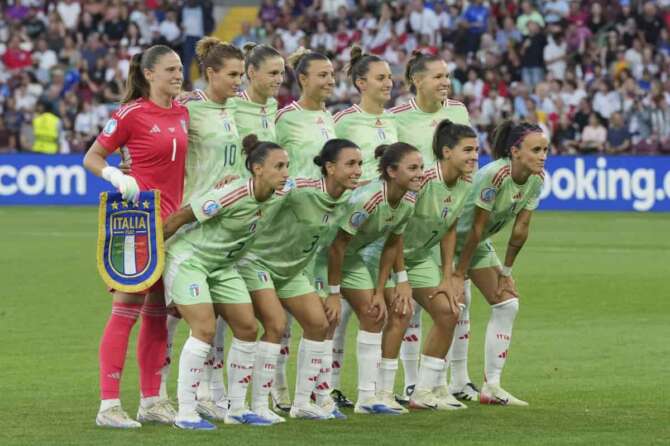 Italy starting players pose for a team photo at the beginning of the Women’s Euro 2025 semifinals soccer match between England and Italy at Stade de Geneve in Geneva, Switzerland, Tuesday, July 22, 2025. (AP Photo/Martin Meissner)